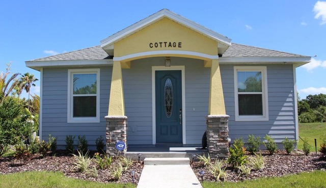 2BR Cottage Sleeps 4 Quiet + Near Orlando. Perfect for a small family