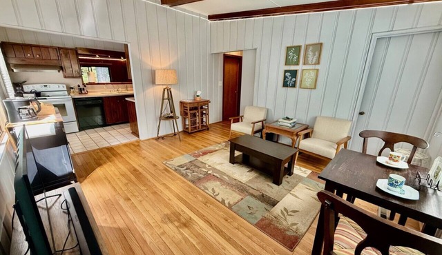 2BR Cottage, walk to Wake Forest