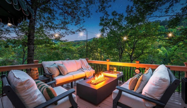 2BR Couples Cabin: Hot Tub, River + Mountain Views, Dog Friendly, Fast Wifi