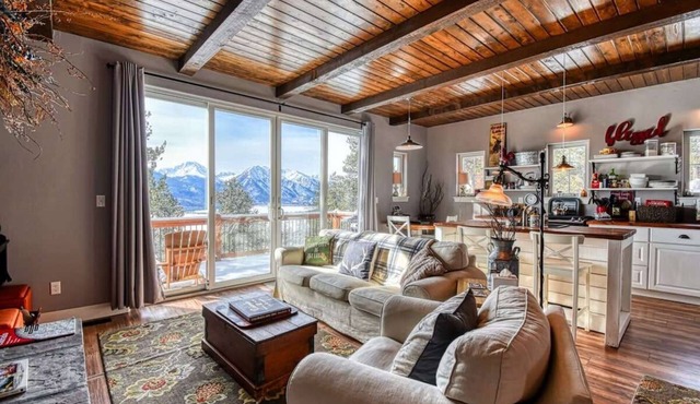 2BR Cozy Cabin: Mountain Views & Cozy Fireplace