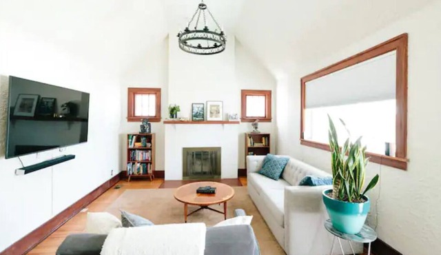 2BR Cozy, Historic Home in DT Urbana: 2 Thumbs Up