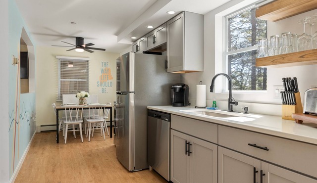 2BR Cozy Retreat, Near Beach, Parking