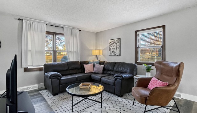 2BR Cozy Townhouse WDM/Clive!