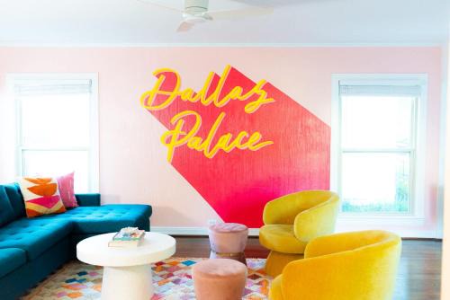 2BR-Dallas Glam Retreat Murals Library & Patio