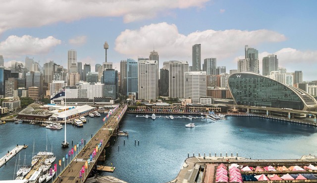 2BR Darling Harbour Apartment with Rooftop Pool & Free Parking