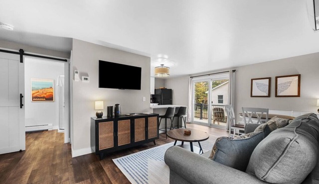 2BR + Deck 0.5mi to Park Entrance! [Carriage Loft]