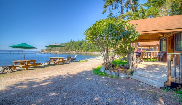 2BR Deluxe Beachfront Cabin on Spectacular West Beach!