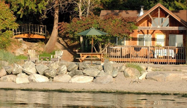 2BR Deluxe Beachfront Cabin on walk-out west-facing beach!