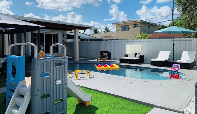 2BR+Den, Heated Pool, Parking, Located near prime attractions
