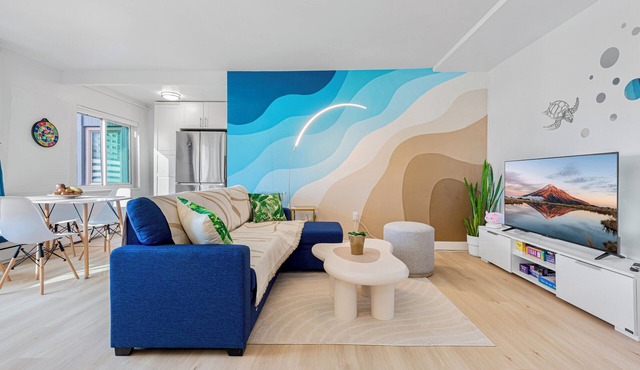 2BR Designer Condo, Free Parking, Convention Ctr