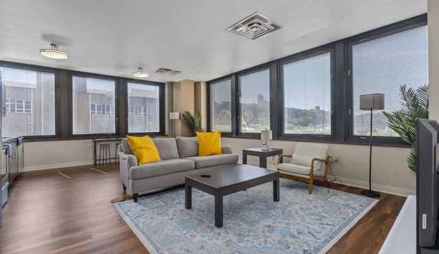 2BR Downtown Apartment with Gym & Deck