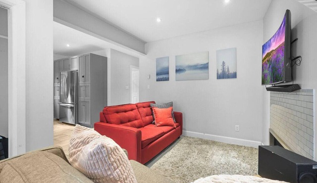 2BR Downtown Retreat: Mins to Beach, BBQ & Firepit