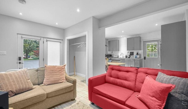2BR Downtown Retreat Mins to Beach BBQ and Firepit