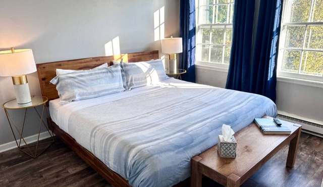 2BR Downtown Yorkville Apt by Fox River