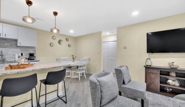 2BR Escape | Hot Tub | Parking 4 Cars | Pineville