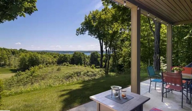 2BR Escape Torch Lake Views Golf 755
