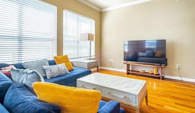 2BR Executive Suite With Pool, Gym By ENVITAE