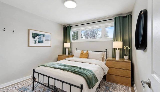 2BR Family Retreat With Fenced Yard And Parking