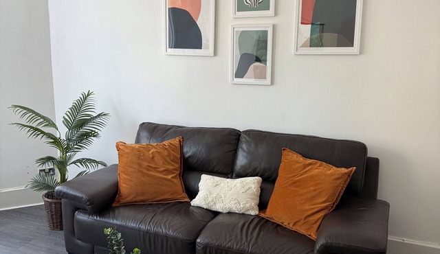 2BR Flat | free parking | central location | good transport links