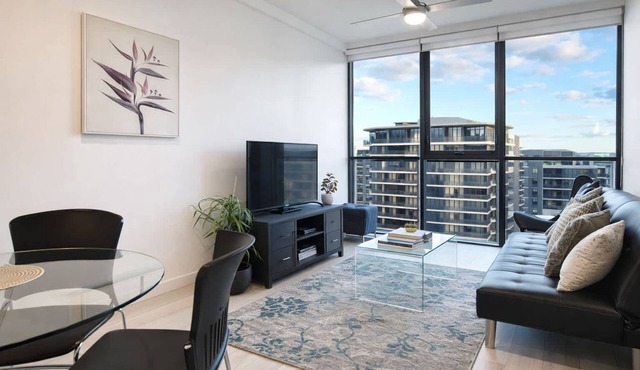 2BR Food & Drink Hub ★Gym★Pool★Views★Roof Terrace