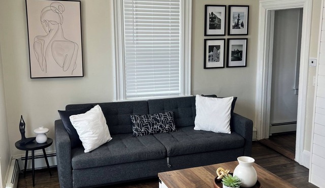 2BR. Free Parking. 30 Min from Gillette Stadium. 7 Min to Federal Hill
