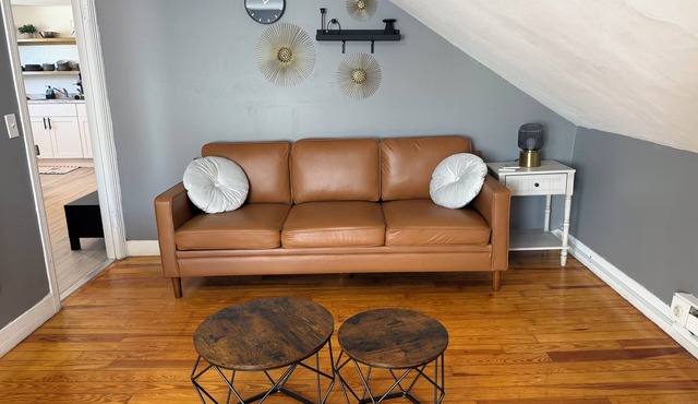 2BR. Free Parking. 7 Min to Federal Hill. 30 Min to Gillette Stadium. 3rd floor