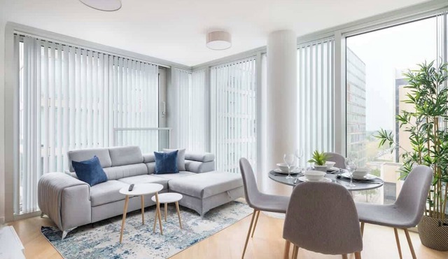 2BR| Free Parking | Walk to Shops, Centre & Xscape