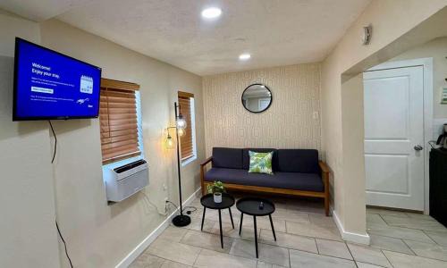 2BR Front Patio 10 Min to Downtown