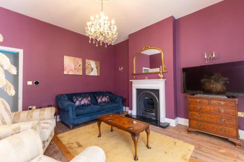 2BR Georgian home, garden, Sea view, 6 guests