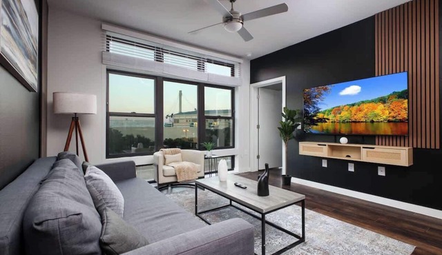 2BR Getaway w/Gym, Parking Near Rvrwalk & Dome