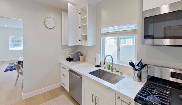 2BR GLENDALE HOUSE: FULLY REMODELED in 2024 w/PRIVATE FENCED PATIO & PARKING p4