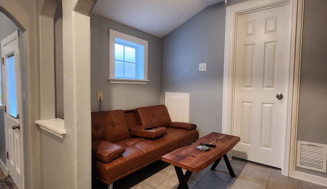 2BR Guesthouse, 2 fenced patios, pet friendly, washer&dryer, Near Houston