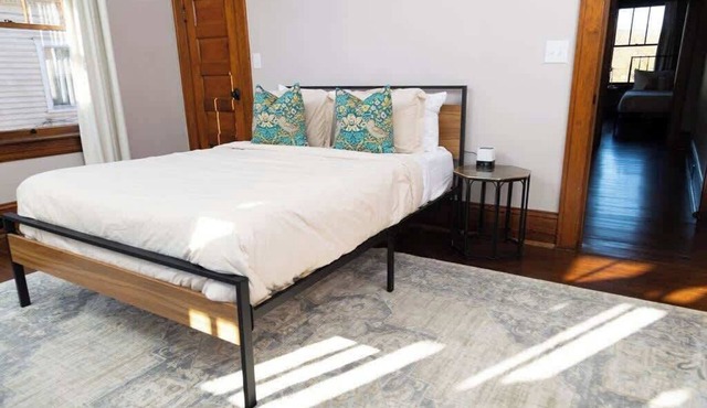 2BR Historic Apt - Safe|Walkable|Food|Greenway