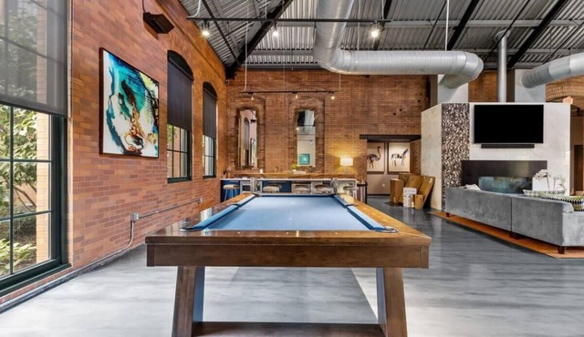 2BR Historic Loft Oasis With Pool & Gym