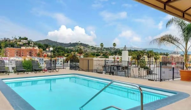 2BR Hollywood Apt w/Rooftop Pool & Stunning Views