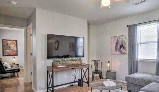 2BR home for 8 - Walk to Downtown + Pets Welcome!