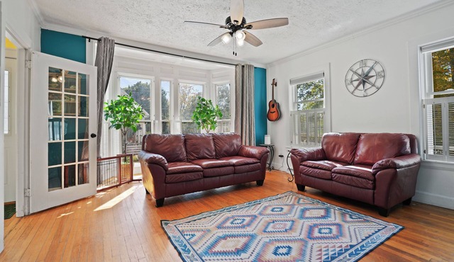 2BR Home Foxboro Cntr- 3.5mi to Gillette, walk to bars/food/shops/playgrounds