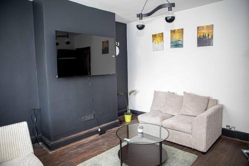 2BR Home in Manchester near Etihad Stadium with Parking