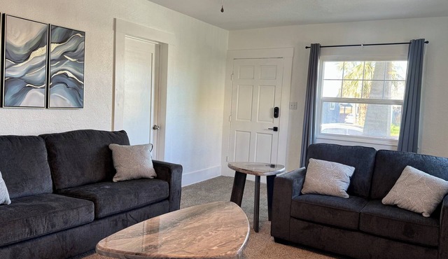 2BR Home Near Downtown - King Bed Comfort
