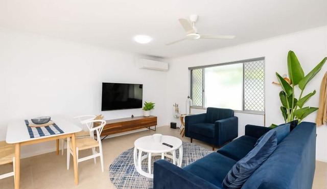 2BR Home Near Mater Hospital with Parking, Pimlico