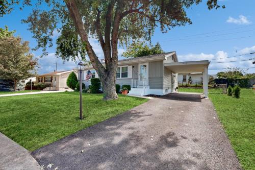 2BR Home Near Shopping and Restaurants