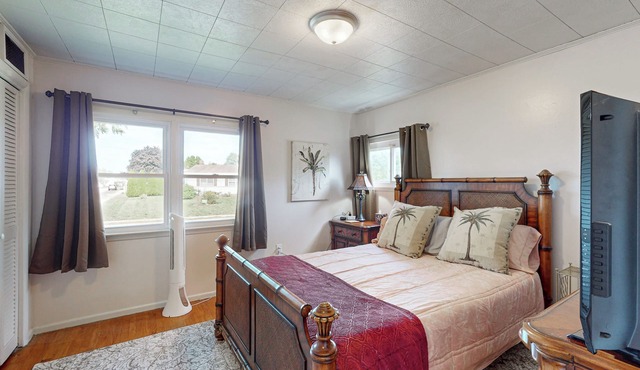 2BR Home Near Shopping & Restaurants