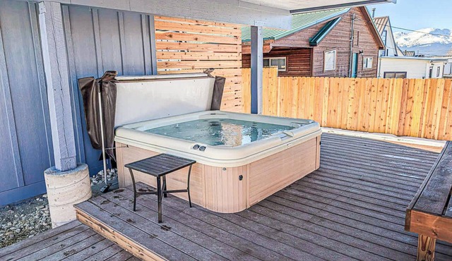 2BR - Hot Tub - Deck w/Amazing Mountain Views