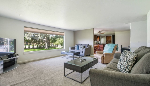 2BR Hot Tub Dog Friendly - 2mi to Old Mill