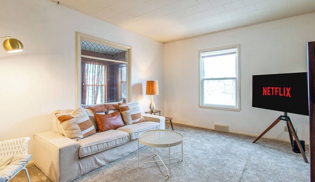 2BR I 3 mins to Downtown, Queen x 2, Sleeps 4, TV
