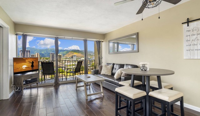 2BR Iconic Whale Building Condo with Free Parking & Beach Gear!