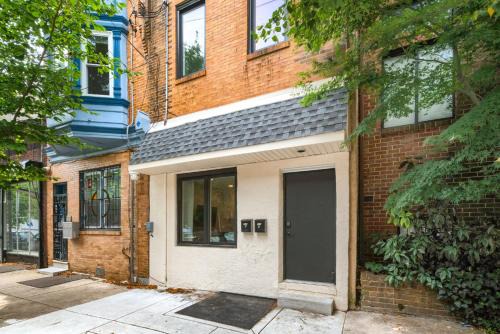 2BR in Heart of Queen Village - walk to everything!