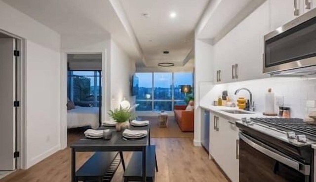 2BR in Kensington w/King Bed, Parking + AC