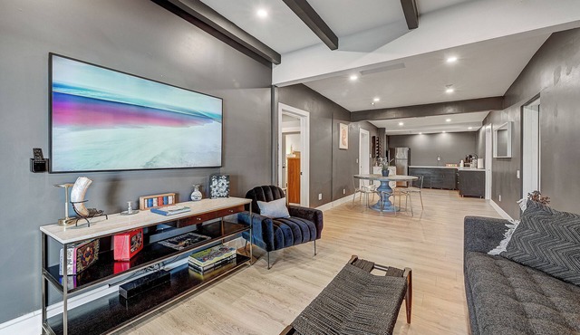 2BR in Old Town Scottsdale – Walk to Bars & Dining