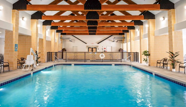 2BR in Resort near West Entrance, Pool, Hot Tub